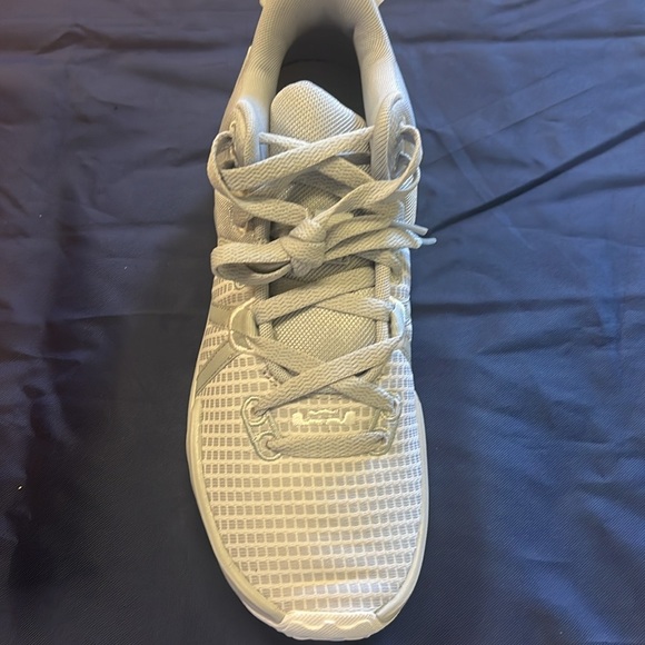 Lebron James Witness VII in grey and white - Picture 6 of 8